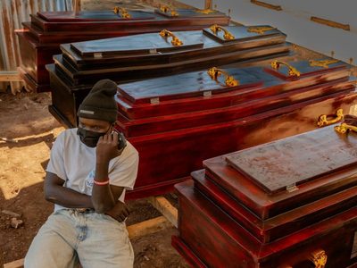 Congo suspende velatorios durante el brote de ébola, mientras la OMS eleva la evaluación de riesgos
