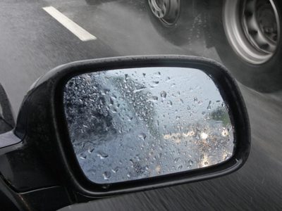 Especial días de lluvia: el poderoso ingrediente casero que deja impermeable el espejo retrovisor de tu auto