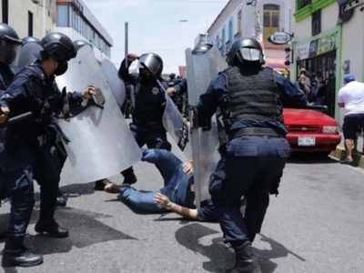 Maestros de Tabasco son golpeados y reprimidos por policías antimotines