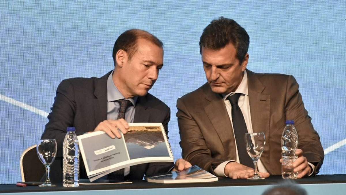Omar Gutiérrez junto con el ministro de Economía, Sergio Massa. Fuente: (Neuquén)