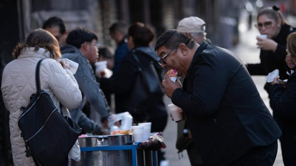 Mexicanos consumiendo tamales