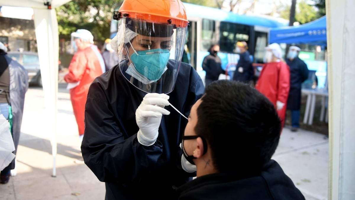 Hisopado para detectar el coronavirus. Fuente: (Twitter)