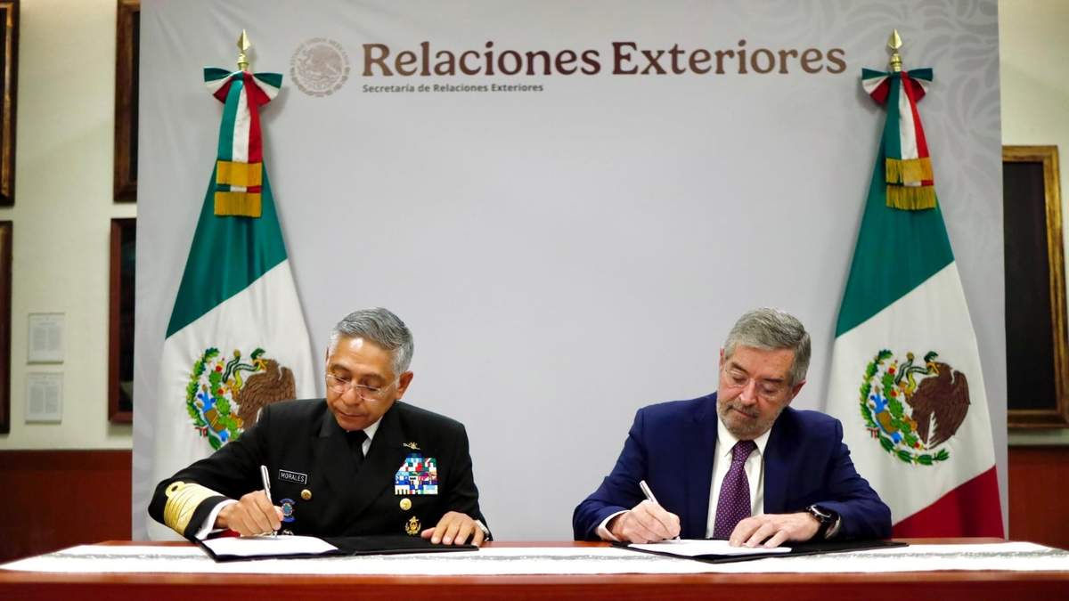 El canciller Juan Ramón de la Fuente y el almirante Raymundo Pedro Morales Ángeles, titular de la Secretaría de Marina (Semar)