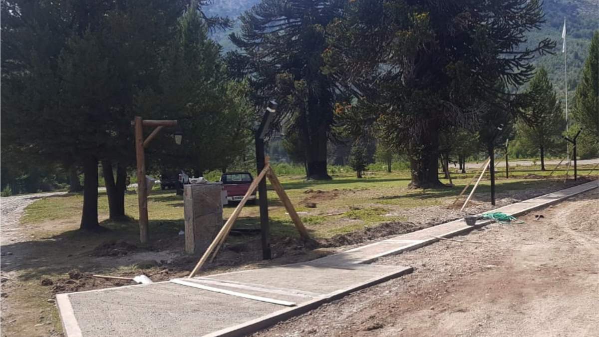 Rediseño y construcción de nuevas veredas en la plaza. Fuente: (Twitter)