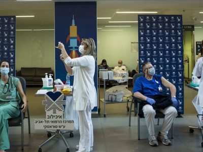 Israel empezó a aplicar una cuarta dosis de la vacuna para estudiar sus beneficios