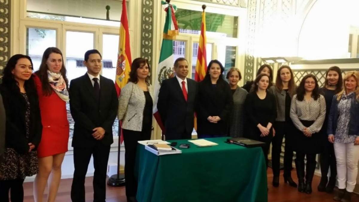 Fidel Herrera Beltrán en el consulado de México en Barcelona