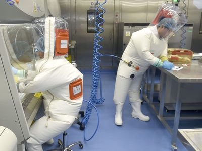 El primer infectado por coronavirus sería un empleado del laboratorio donde se habría creado el virus