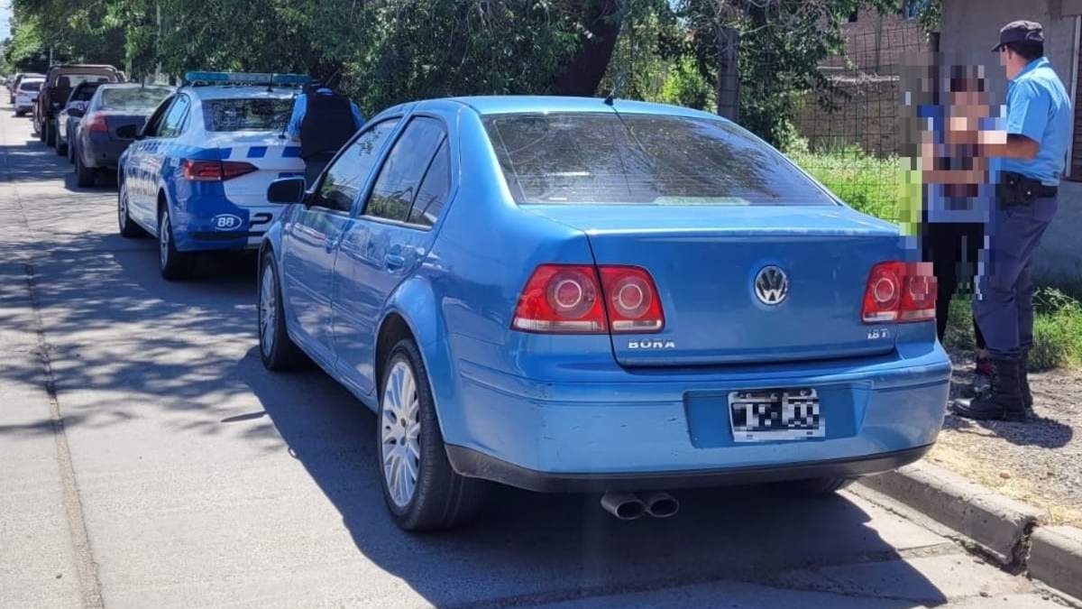 Volkswagen Bora, color celeste, secuestrado por la Policía en Centenario. Fuente: (Facebook)