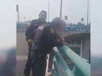 Policías de la CDMX evitan que joven se arroje del segundo piso del Periférico