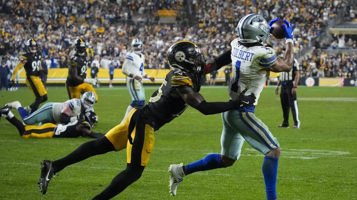 Jalen Tolbert de los Cowboys de Dallas atrapa un pase de touchdown