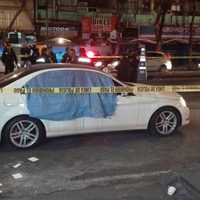 Balean un Mercedes Benz afuera de la Arena México; hay un muerto y dos heridos