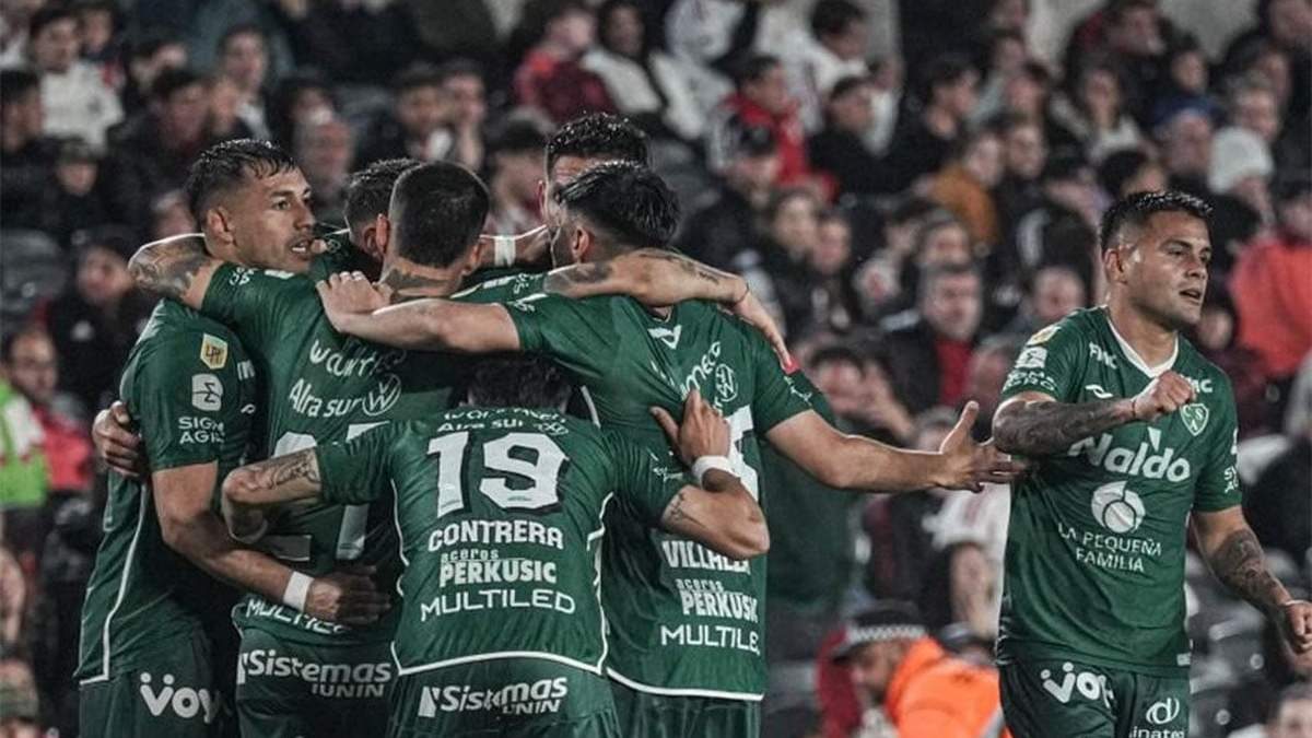 Grosero error de Armani y gol de Sarmiento. Eso fue todo para River, que se fue insultado por sus hinchas.