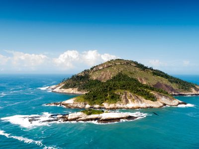 Rescataron a un hombre varado en una isla desierta en Río de Janeiro: comió limón y carbón
