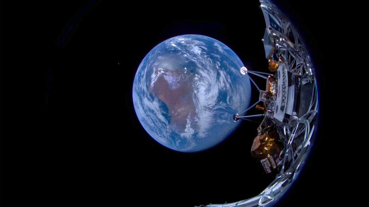 Esta imagen difundida por Intuitive Machines muestra la sonda lunar Odysseus (Odiseo) con la Tierra al fondo