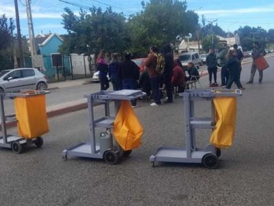 Trabajadores del hospital de Centenario profundizan el reclamo y cortarán la ruta 7