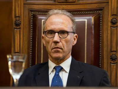 Acusan al presidente de la Corte Suprema de defender los intereses de dos empresas internacionales
