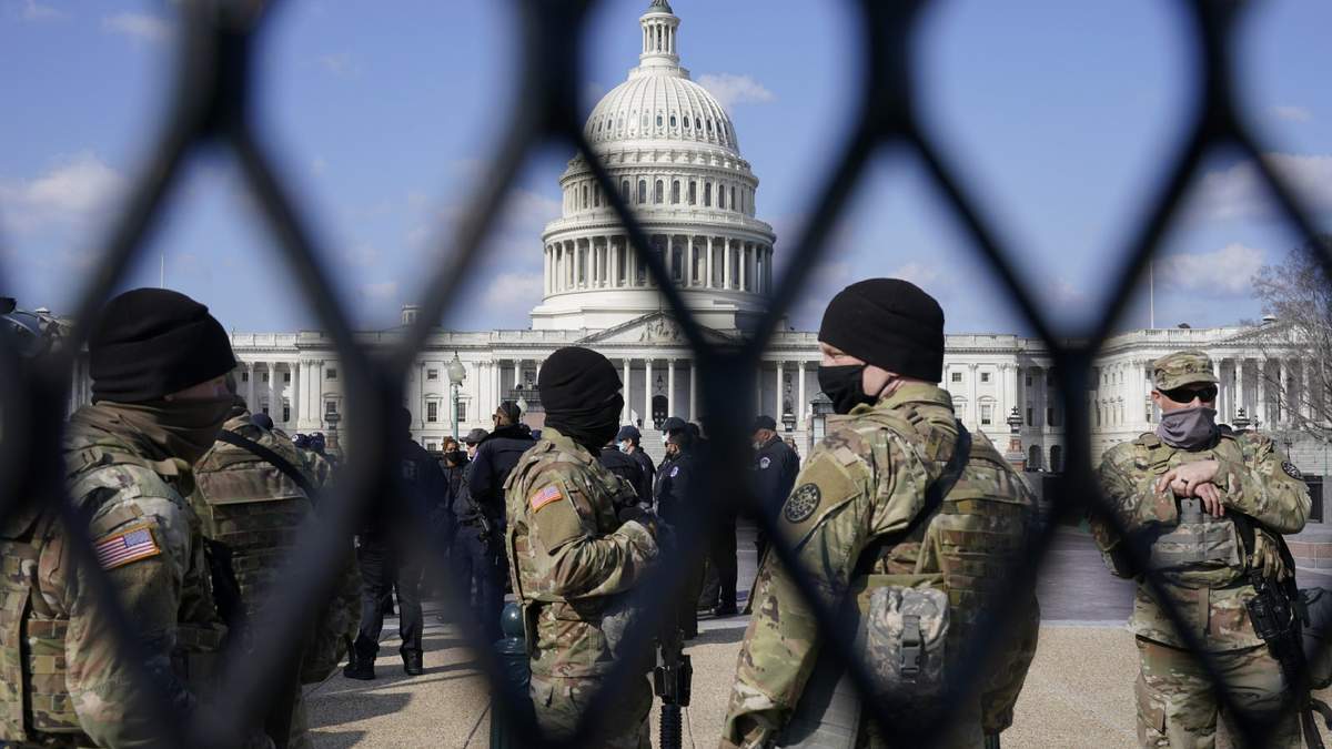 Efectos de seguridad resguardan las instalaciones del Capitolio de Washington, en Estados Unidos. Fuente: (Twitter)