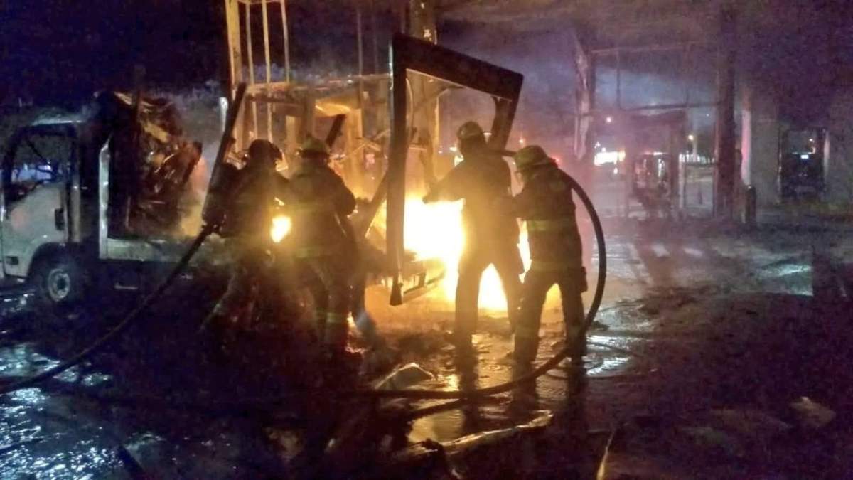 Los bomberos apagaron el fuego luego de una hora de trabajos