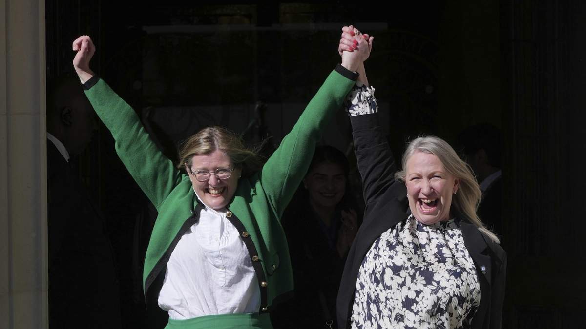 Susan Smith y Marion Calder, de For Women Scotland, celebran después del fallo de la Corte Suprema