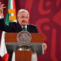 AMLO critica reportajes de Loret de Mola sobre médicos cubanos: "son refritos"