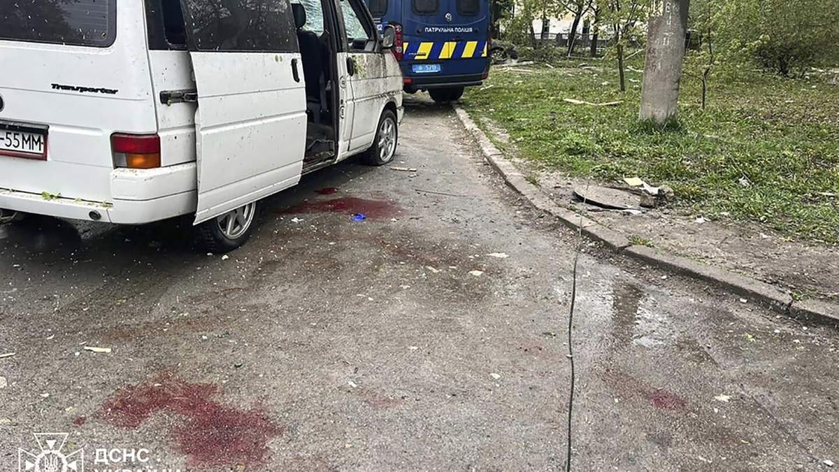 En esta imagen publicada por el Servicio Ucraniano de Emergencias, se ve sangre junto a un vehículo dañado por un ataque de misiles rusos en Chernígov