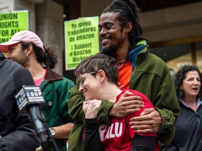 Trabajadores de Amazon en Nueva York aprueban el primer sindicato de la historia de la empresa en EU