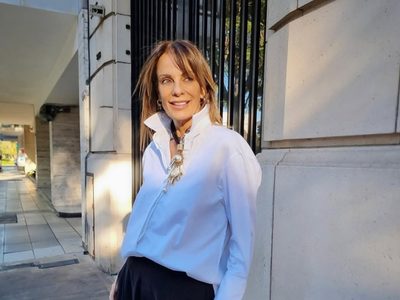 Nequi Galotti marca tendencia con el pantalón del momento y eleva la comodidad a un nivel chic