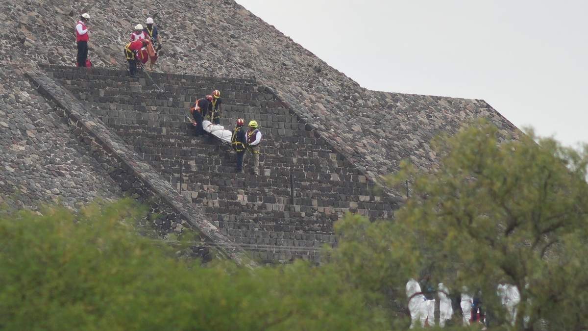 Bajan el cuerpo del agresor de la Pirámide de la Luna  en la zona arqueológica de Teotihuacán, Estado de México