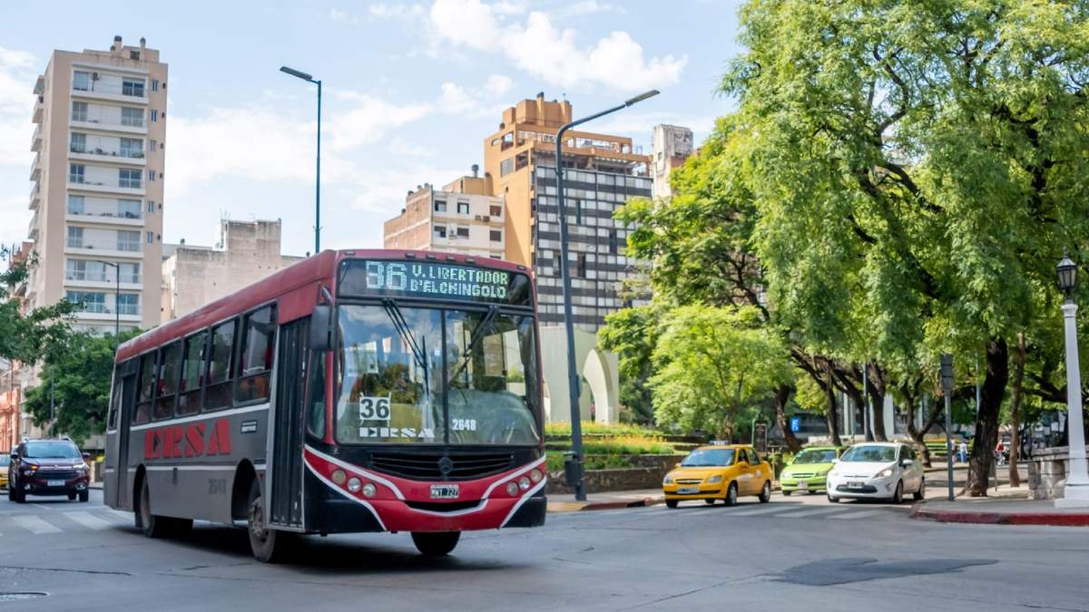 El paro de colectivos se da en reclamo a un incremento salarial. Fuente: (Twitter)