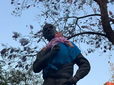Intervienen estatuas de personajes históricos con bebés de juguete en Guadalajara