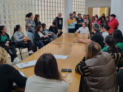 Comunidad educativa de la Escuela 166 protesta el cierre de los talleres a contraturno