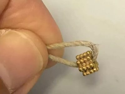 Israel: un niño descubre una cuenta de oro de hace 3 mil años en excelente estado