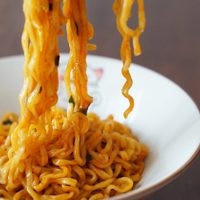 En sencillos pasos: cómo hacer el ramyeon recomendado por Jin de BTS con ingredientes de la heladera