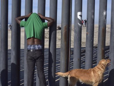 El gobierno de Biden dice que está obligado por ley a construir el muro fronterizo por esta razón