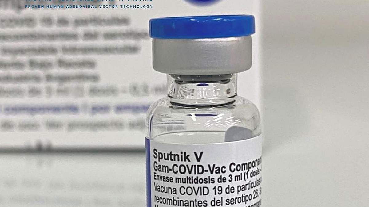 Un vial con dosis de la vacuna Sputnik V. Fuente: (Twitter)