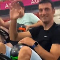 No descansa ni en vacaciones: Lionel Scaloni se colgó una nueva medalla de campeón