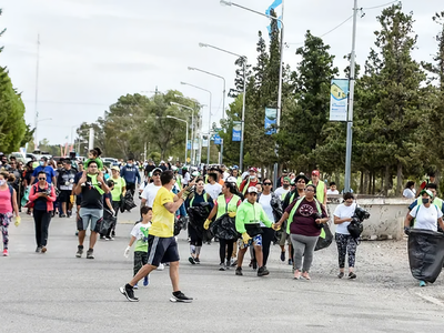 Cientos de vecinos se acercaron a limpiar Parque Norte