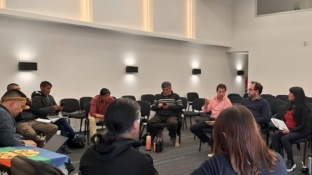 Estuvieron presentes el subsecretario de Gobierno, Juan Grandi, y otros funcionarios clave del ministerio. Fuente: (Neuquén Informa).