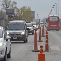 Largas colas y dos horas de demora: así fue cruzar el puente hoy