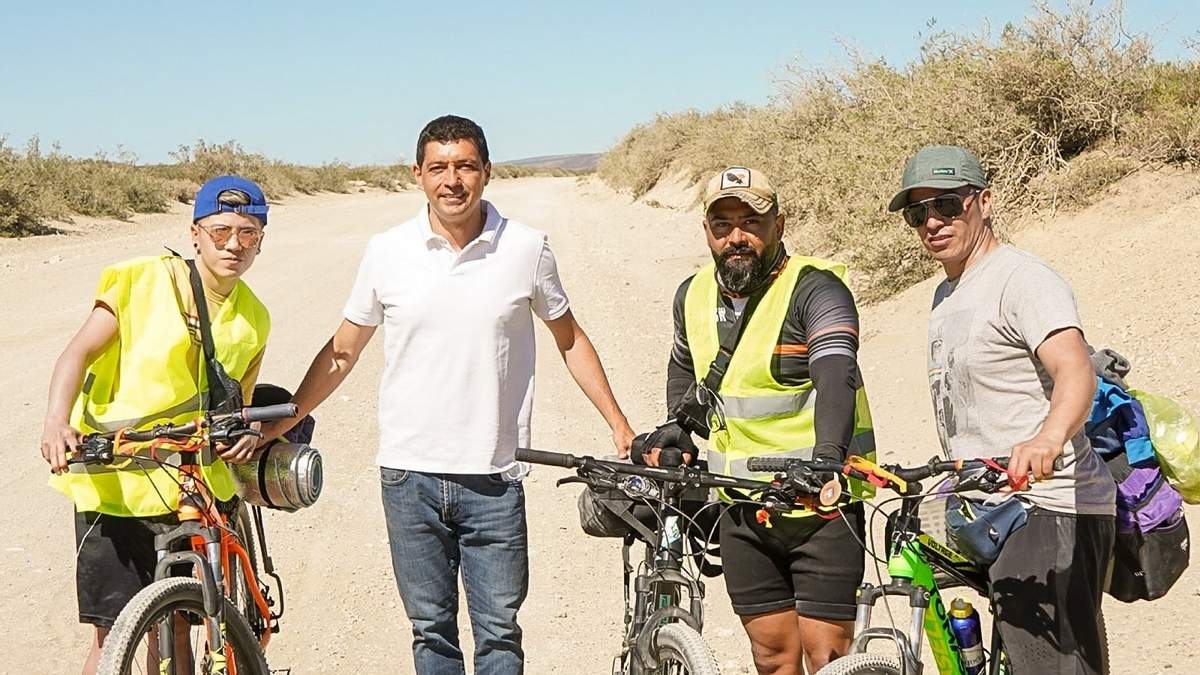 Marcos Koopmann, vicegobernador de Neuquén, junto a los ciclistas. Fuente: (Twitter)