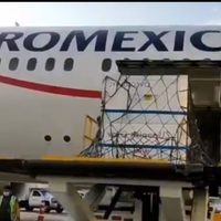 Llegan 5.7 millones de dosis a granel de la vacuna de AstraZeneca para envasar en el Edomex
