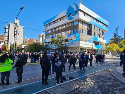 Empleados municipales firmaron un acuerdo salarial y la Municipalidad quitó el decreto que establecía la anterior propuesta rechazada
