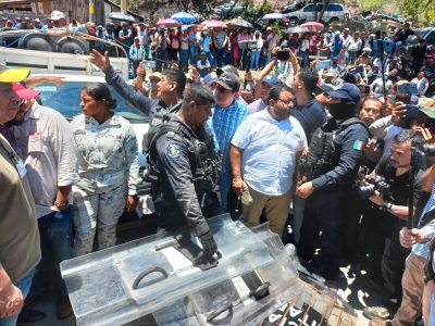 Liberan la Autopista del Sol y a los 13 funcionarios retenidos en Chilpancingo