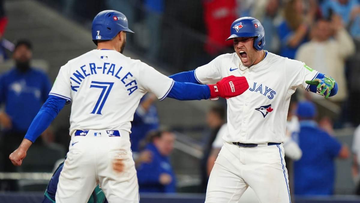 George Springer, derecha, de los Azulejos de Toronto, celebra después de batear un cuadrangular de tres carreras con su compañero Isiah Kiner-Falefa (7)