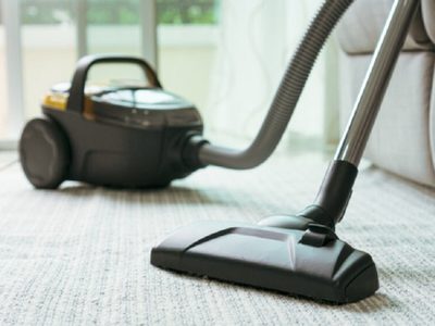 No gastes en productos carísimos: el truco infalible de la aspiradora para aromatizar tus ambientes mientras limpiás