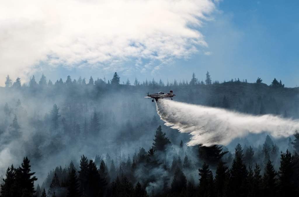 Un avión lanza agua para combatir incendios forestales en Epuyén, Patagonia, Argentina, el domingo 11 de enero de 2026