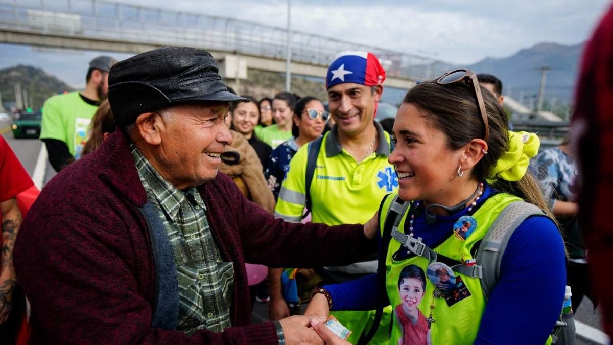 Camila Gómez recibe una donación