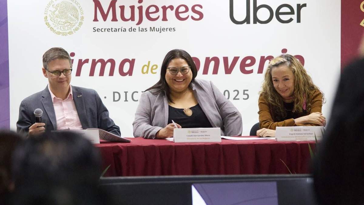 Citlalli Hernández en la firma del convenio con Uber