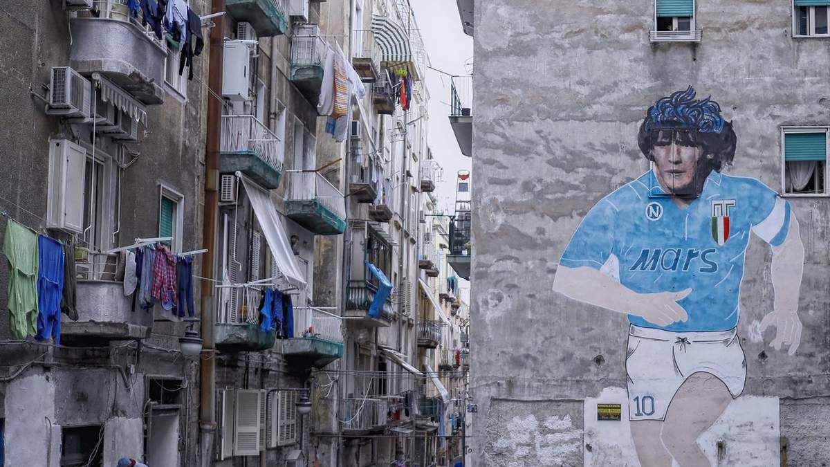 Mural de Maradona en la ciudad de Nápoles, Italia. Fuente: (Twitter)