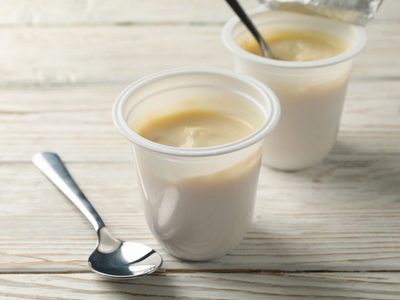 Si tenés envases de yogur vacíos, mirá como podés decorar tu jardín en apenas unos minutos